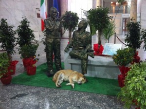 Statue in bronzo di Falcone e Borsellino nell’atrio del Palazzo di Giustizia di Palermo (fonte http://palermo.repubblica.it)